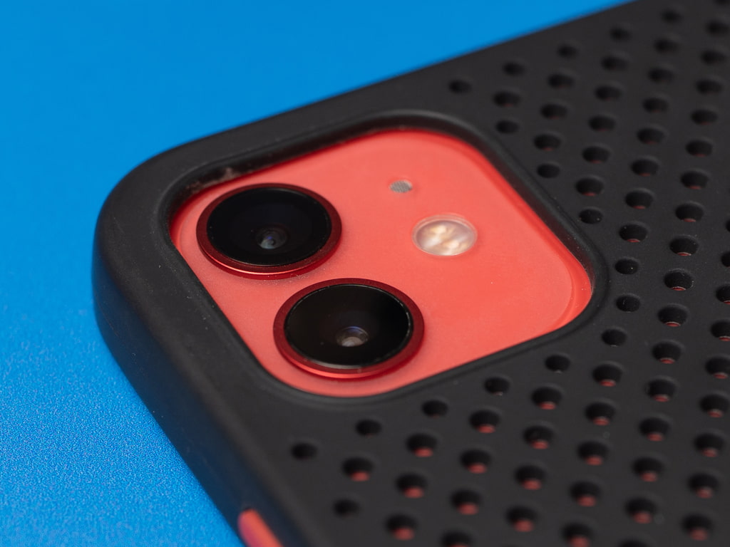 Děrovaný, gumový kryt na iPhone 12 a iPhone 12 Pro - Černý 4